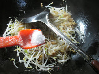 榨菜丝炒绿豆芽的做法步骤：5