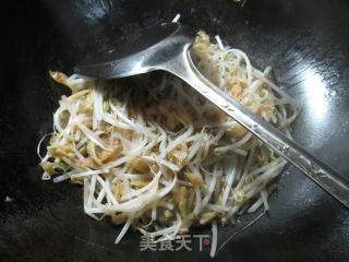 榨菜丝炒绿豆芽的做法步骤：6