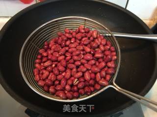 ＃春食野菜香＃香椿拌花生米的做法步骤：2