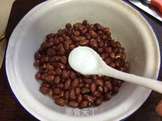 ＃春食野菜香＃香椿拌花生米的做法步骤：3