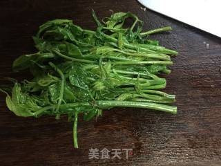 ＃春食野菜香＃香椿拌花生米的做法步骤：4