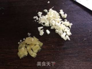 ＃春食野菜香＃香椿拌花生米的做法步骤：5