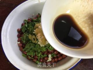 ＃春食野菜香＃香椿拌花生米的做法步骤：7