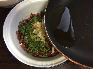 ＃春食野菜香＃香椿拌花生米的做法步骤：8
