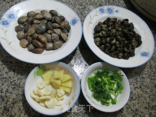 蛳螺炒花蛤的做法步骤：1