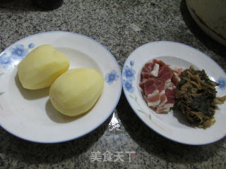 梅干菜咸肉煮土豆的做法步骤：1