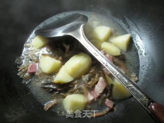 梅干菜咸肉煮土豆的做法步骤：6