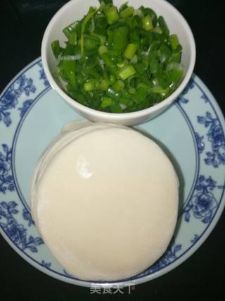 饺子皮葱油饼的做法步骤：1