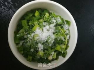 饺子皮葱油饼的做法步骤：2
