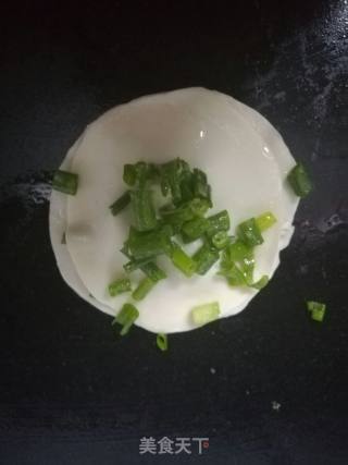 饺子皮葱油饼的做法步骤：3