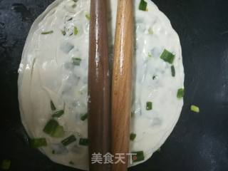 饺子皮葱油饼的做法步骤：5
