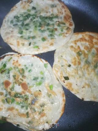 饺子皮葱油饼的做法步骤：7