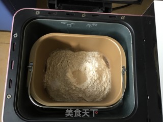 香蕉全麦果仁软欧的做法步骤：2