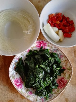 菠菜拌粉丝的做法步骤：1