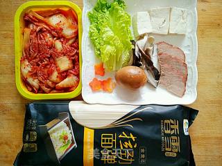 酸辣泡菜面的做法步骤：1