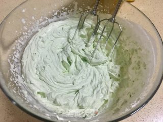 鸟语花香 彩绘蛋糕卷的做法步骤：15