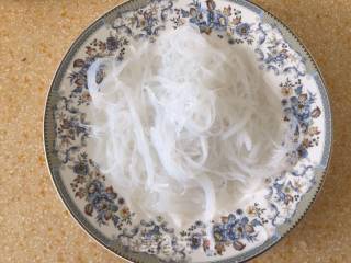 蒜蓉粉丝蒸虾的做法步骤：2