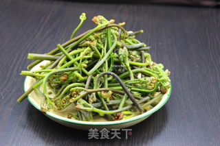 蒜蓉炒蕨菜的做法步骤：1