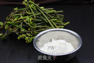 香酥炸蕨菜的做法步骤：1