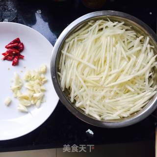酸辣土豆丝的做法步骤：1