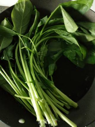 春菠菜凉拌金针菇~辣菠菜拌金针菇的做法步骤：2