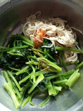 春菠菜凉拌金针菇~辣菠菜拌金针菇的做法步骤：3