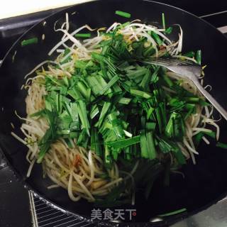 韭菜炒豆芽的做法步骤：5