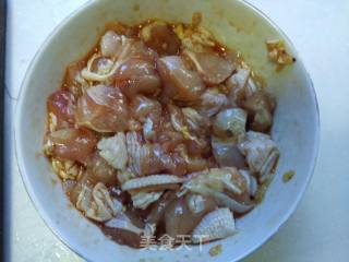 小炒鸡腿肉的做法步骤：1