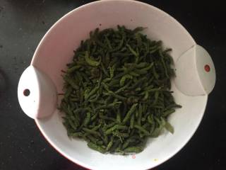 粉蒸枸棒槌的做法步骤：1