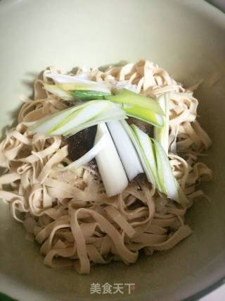 炝拌干豆腐的做法步骤：4