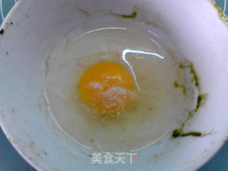 煎翡翠茼蒿蛋的做法步骤：2