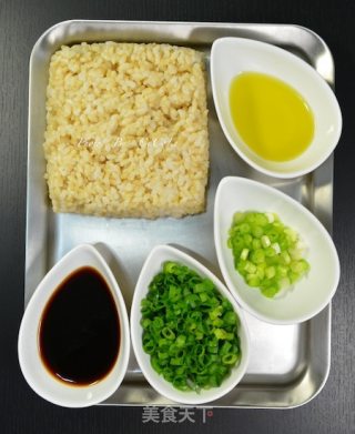CoCoLc的私菜食谱经－－酱油炒饭【糙米饭版】的做法步骤：1