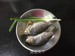花椒叶炖鲫鱼汤的做法步骤：1