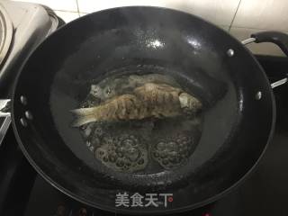 花椒叶炖鲫鱼汤的做法步骤：5