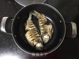 花椒叶炖鲫鱼汤的做法步骤：6