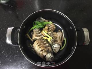 花椒叶炖鲫鱼汤的做法步骤：7