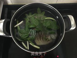 花椒叶炖鲫鱼汤的做法步骤：9