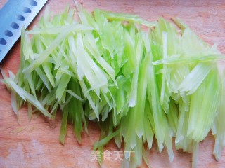 凉拌酸辣莴笋丝的做法步骤：3