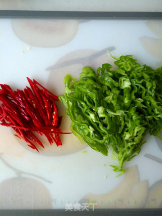 双椒腊肉炒魔芋丝的做法步骤：1