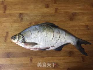 花椒叶烧武昌鱼的做法步骤：2