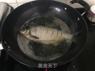 花椒叶烧武昌鱼的做法步骤：3