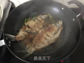 花椒叶烧武昌鱼的做法步骤：8