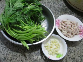五花肉炒茼蒿的做法步骤：1