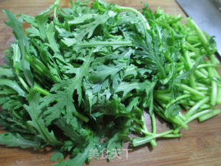 五花肉炒茼蒿的做法步骤：2