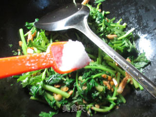 五花肉炒茼蒿的做法步骤：7