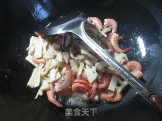 水笋炒海虾的做法步骤：5