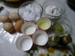 抹茶戚风蛋糕（8个纸杯份量）的做法步骤：1