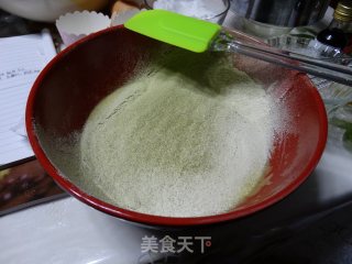 抹茶戚风蛋糕（8个纸杯份量）的做法步骤：3