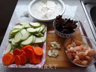 豆腐西葫芦炒鸡肉的做法步骤：1