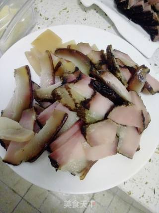 蒜薹炒腊肉的做法步骤：1